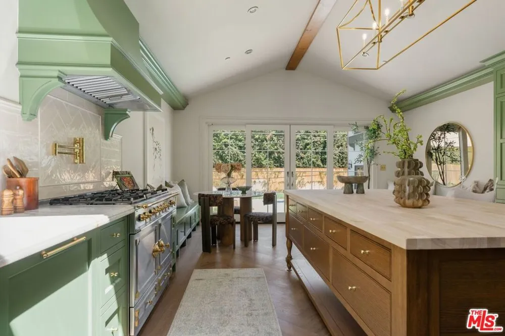 224 Bowling Green Way Los Angeles, CA 90049