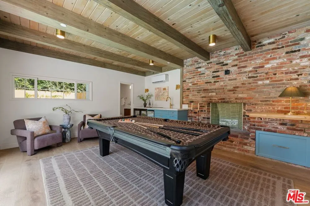 224 Bowling Green Way Los Angeles, CA 90049