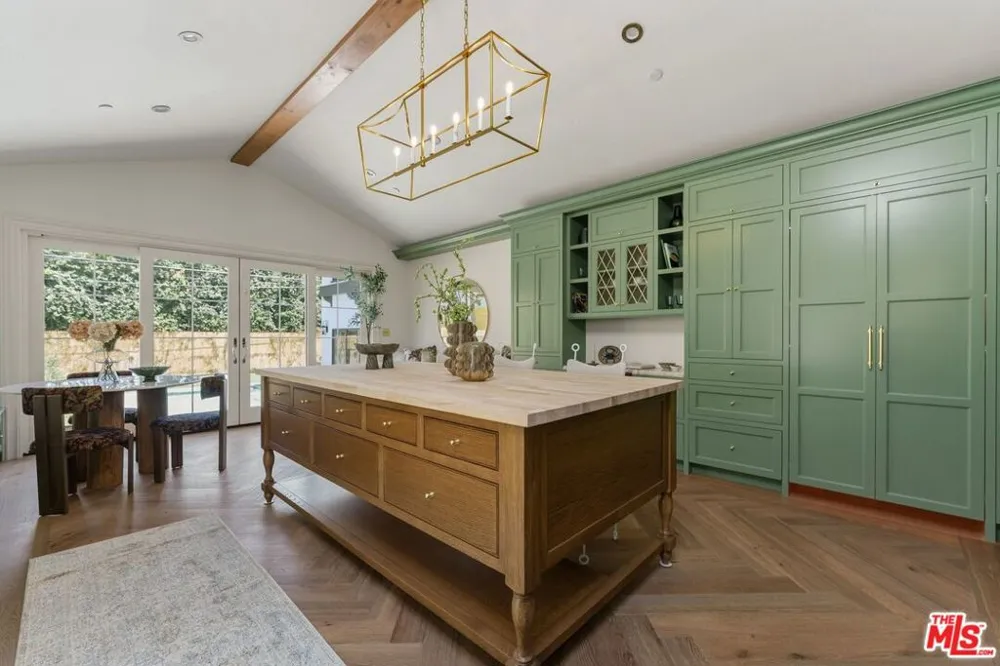 224 Bowling Green Way Los Angeles, CA 90049