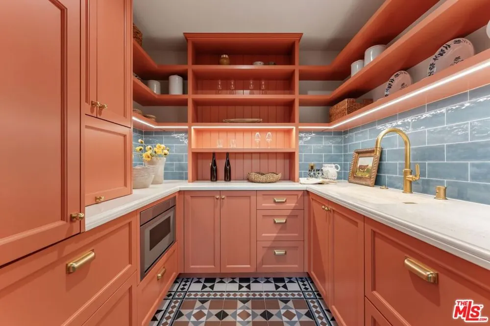 224 Bowling Green Way Los Angeles, CA 90049