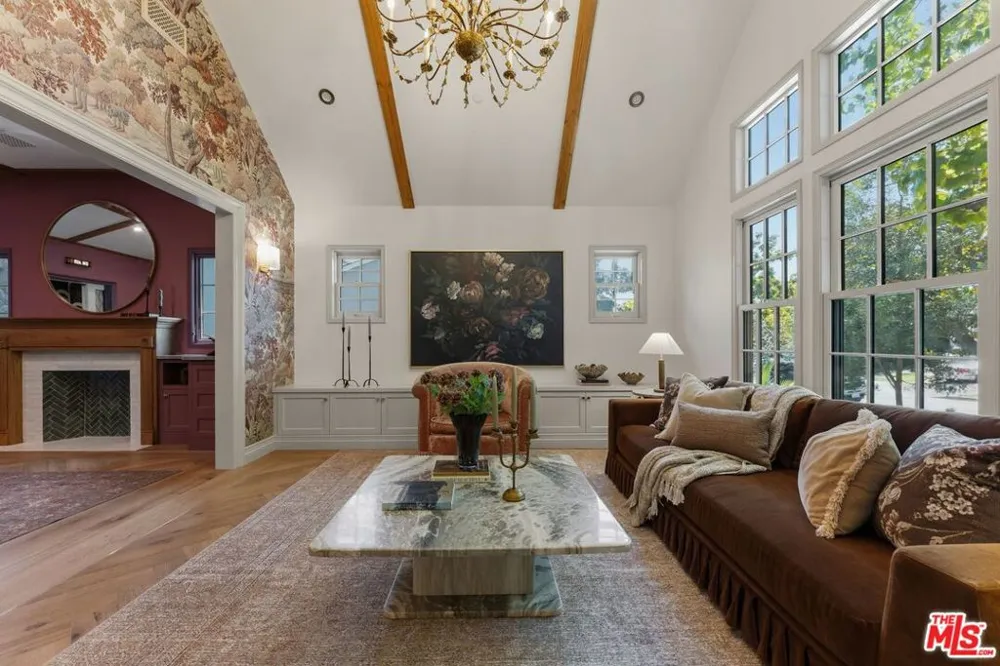 224 Bowling Green Way Los Angeles, CA 90049
