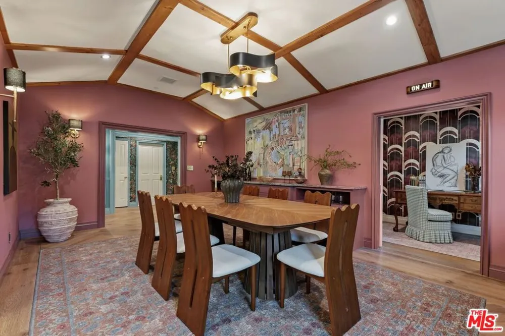 224 Bowling Green Way Los Angeles, CA 90049