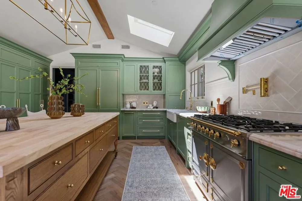 224 Bowling Green Way Los Angeles, CA 90049