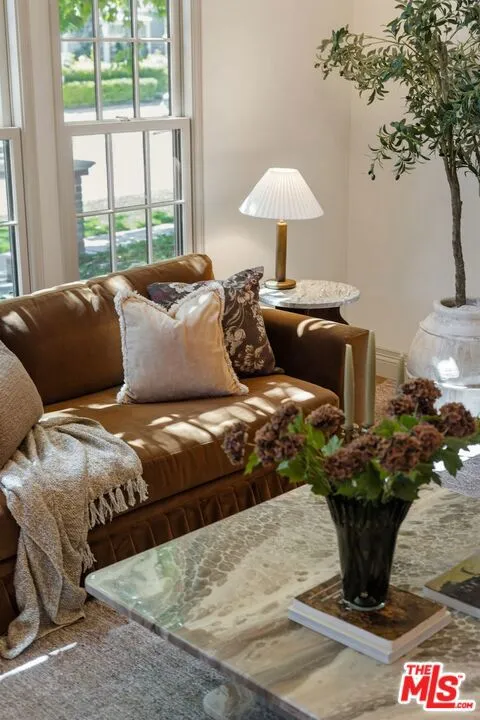 224 Bowling Green Way Los Angeles, CA 90049