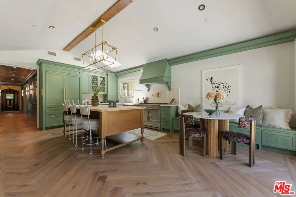 224 Bowling Green Way Los Angeles, CA 90049