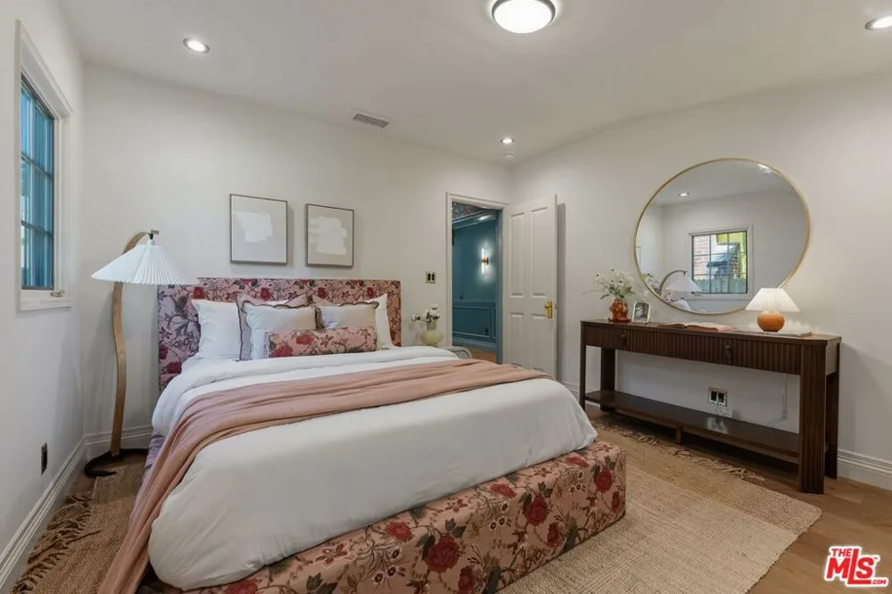 224 Bowling Green Way Los Angeles, CA 90049