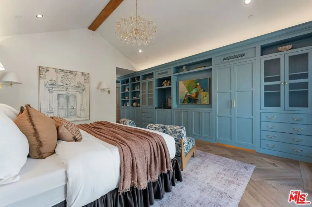 224 Bowling Green Way Los Angeles, CA 90049