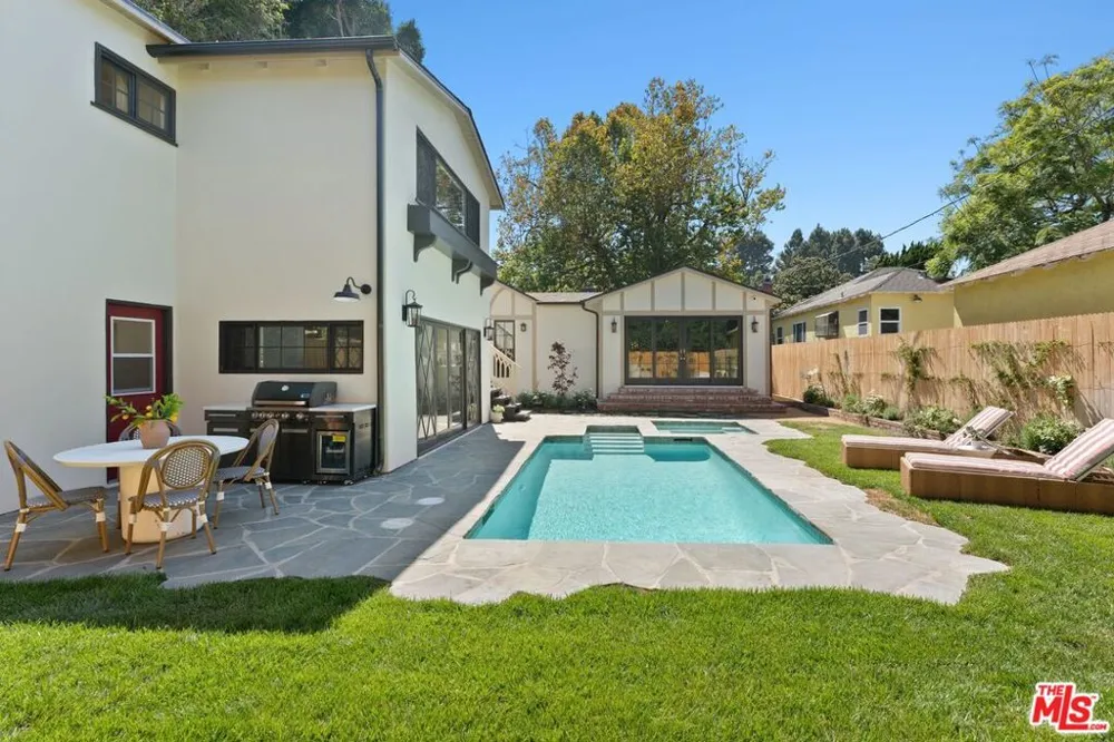 224 Bowling Green Way Los Angeles, CA 90049