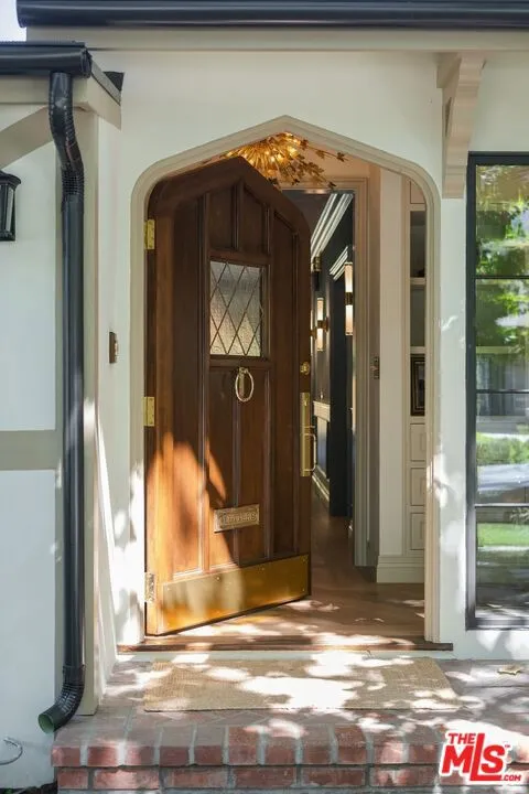 224 Bowling Green Way Los Angeles, CA 90049