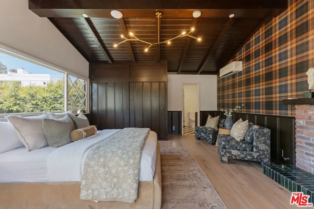 224 Bowling Green Way Los Angeles, CA 90049