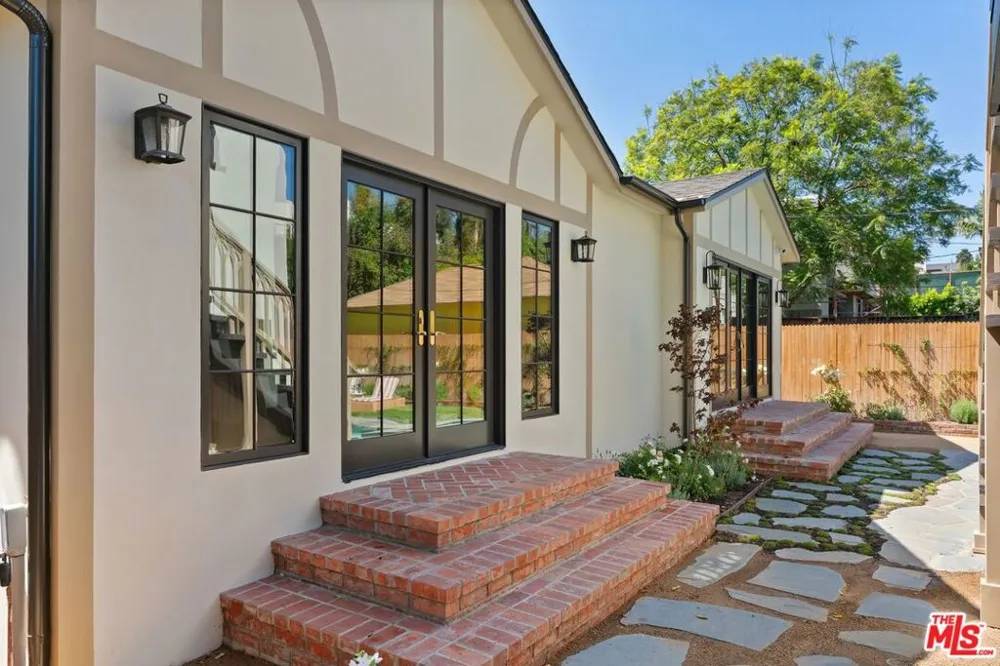 224 Bowling Green Way Los Angeles, CA 90049