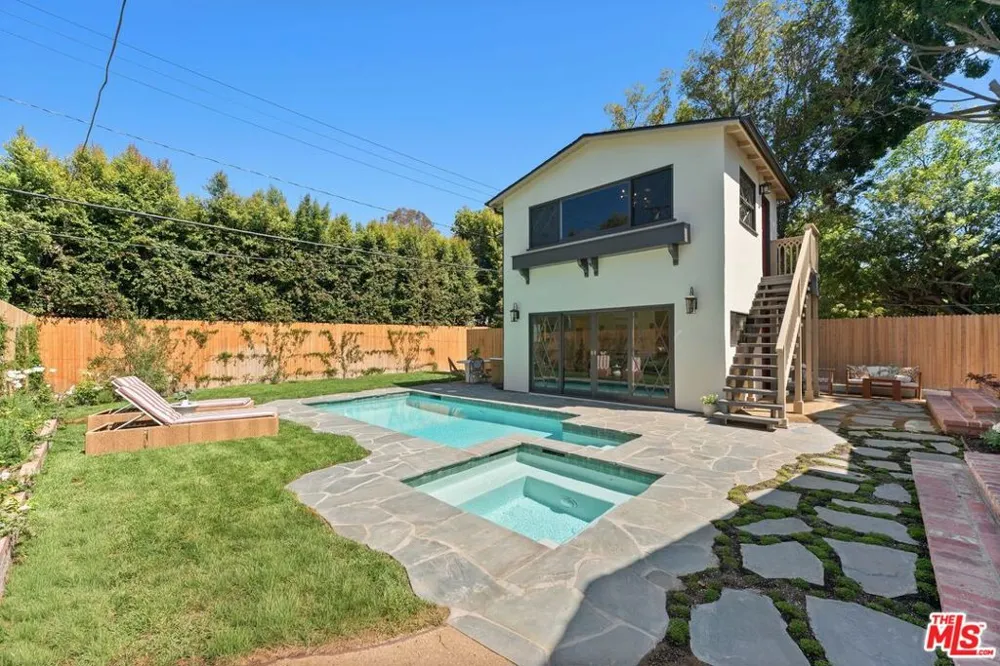 224 Bowling Green Way Los Angeles, CA 90049