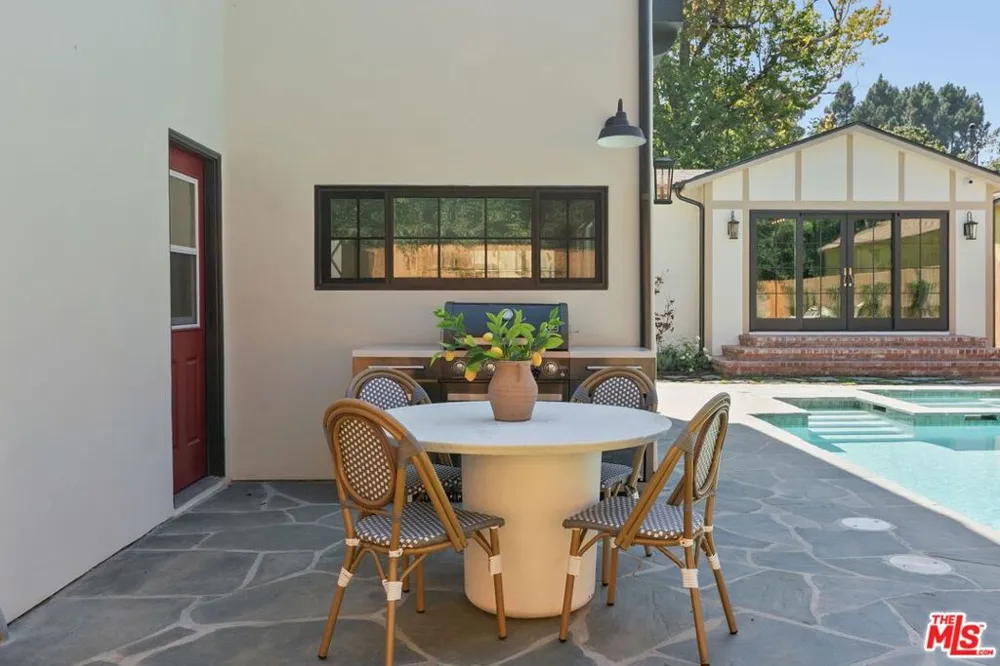 224 Bowling Green Way Los Angeles, CA 90049