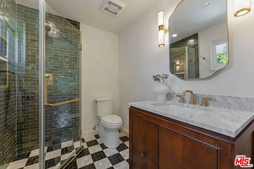 224 Bowling Green Way Los Angeles, CA 90049