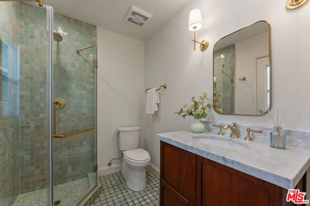 224 Bowling Green Way Los Angeles, CA 90049