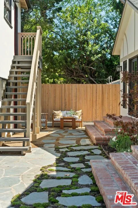 224 Bowling Green Way Los Angeles, CA 90049