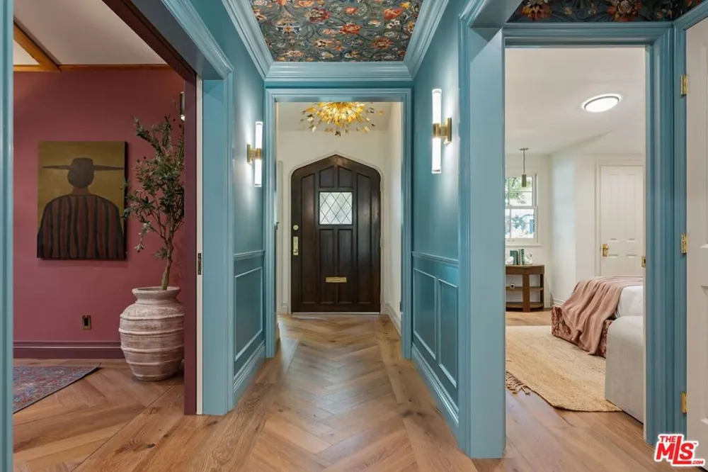 224 Bowling Green Way Los Angeles, CA 90049