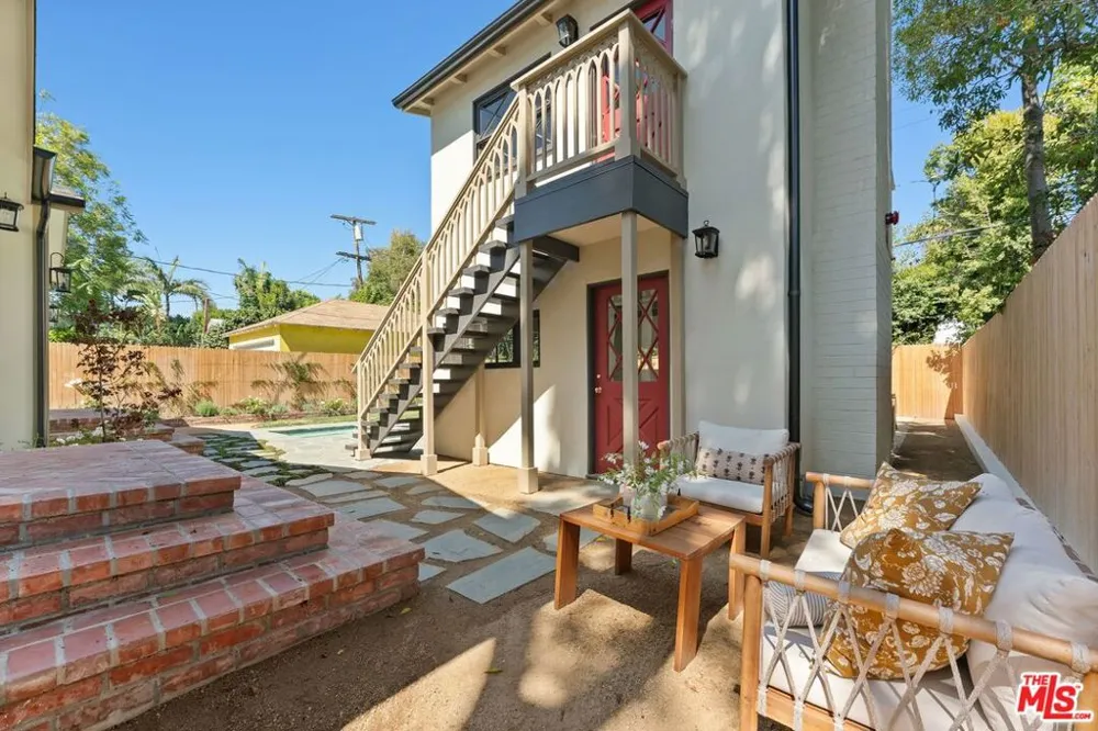 224 Bowling Green Way Los Angeles, CA 90049