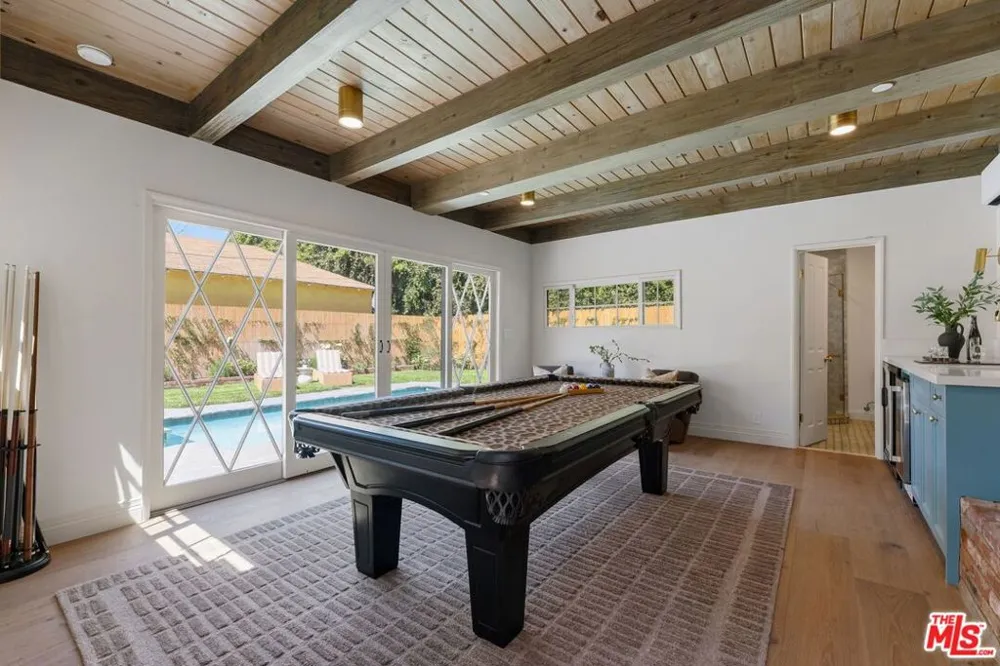 224 Bowling Green Way Los Angeles, CA 90049