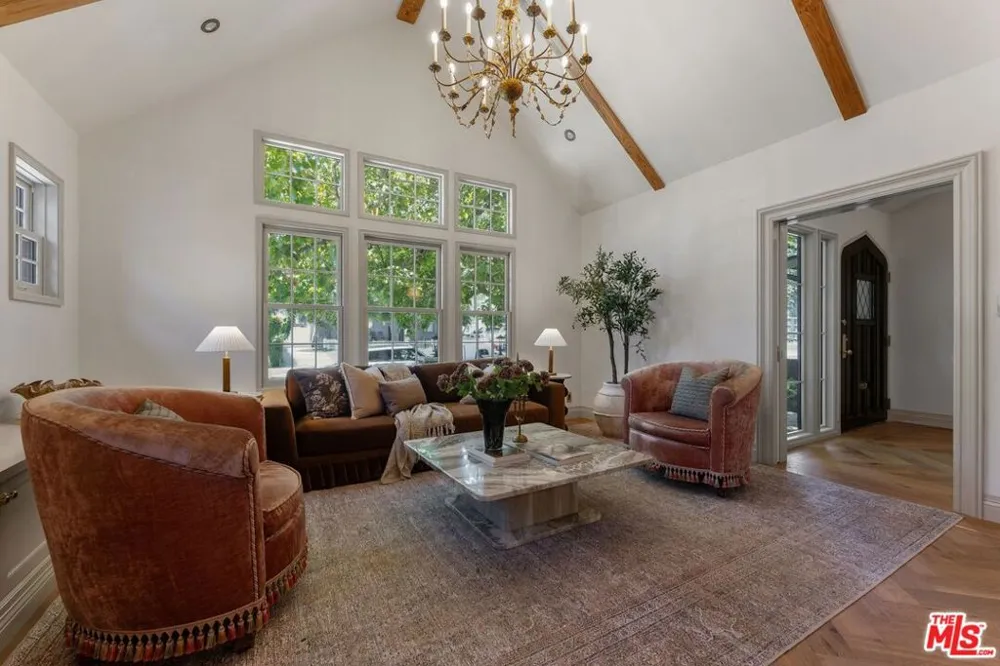 224 Bowling Green Way Los Angeles, CA 90049
