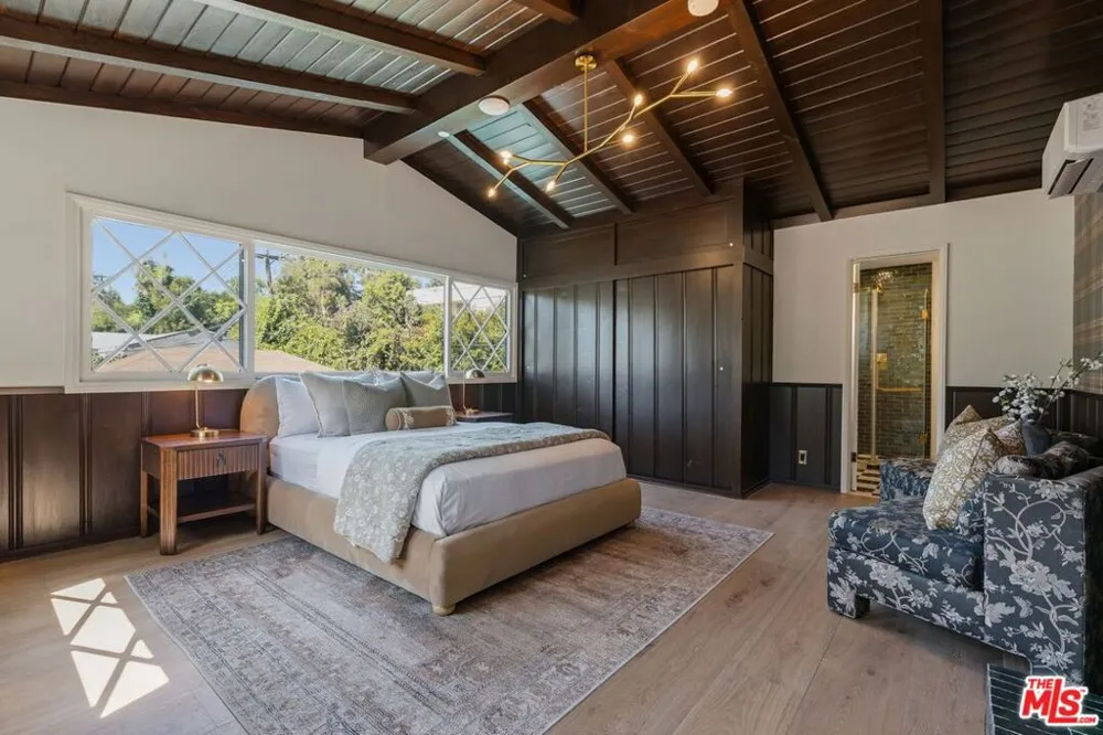 224 Bowling Green Way Los Angeles, CA 90049