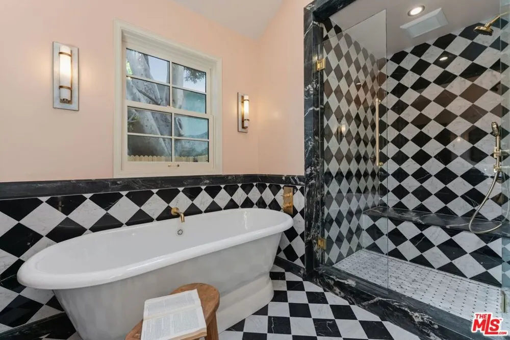 224 Bowling Green Way Los Angeles, CA 90049