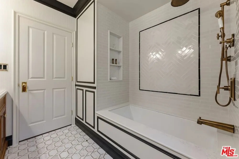 224 Bowling Green Way Los Angeles, CA 90049