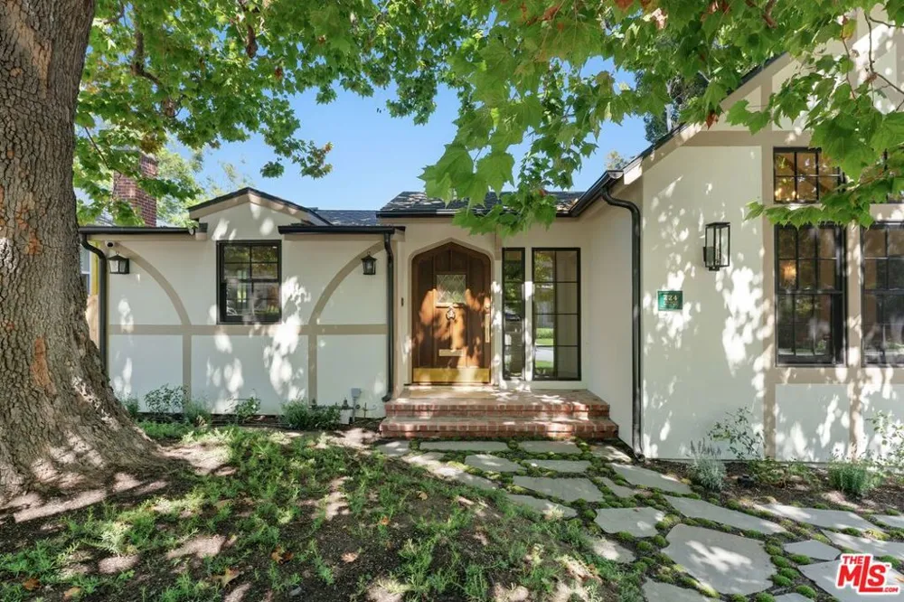 224 Bowling Green Way Los Angeles, CA 90049