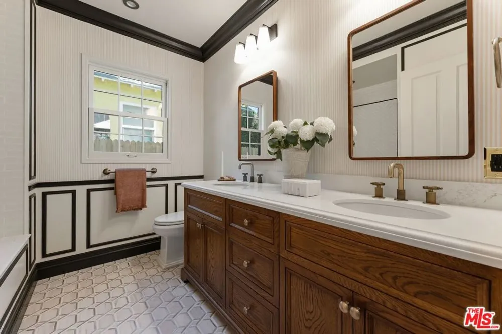 224 Bowling Green Way Los Angeles, CA 90049