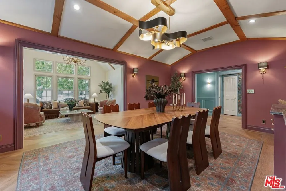 224 Bowling Green Way Los Angeles, CA 90049