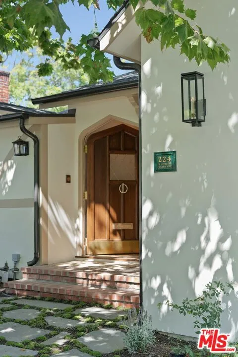 224 Bowling Green Way Los Angeles, CA 90049