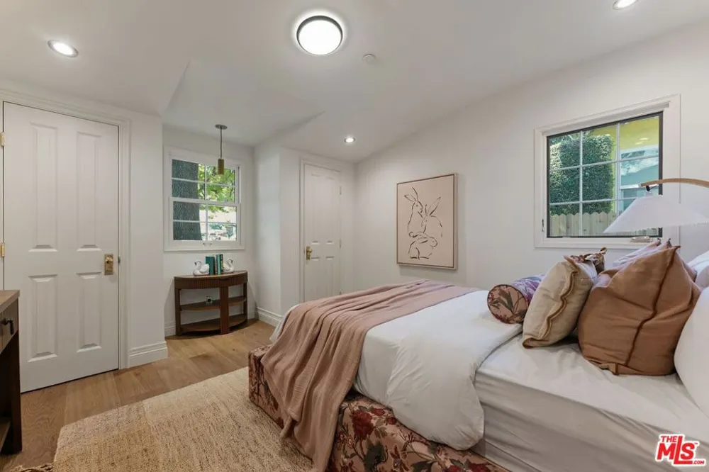 224 Bowling Green Way Los Angeles, CA 90049