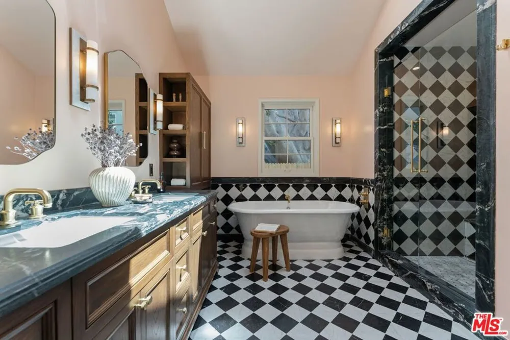 224 Bowling Green Way Los Angeles, CA 90049