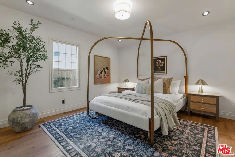 224 Bowling Green Way Los Angeles, CA 90049