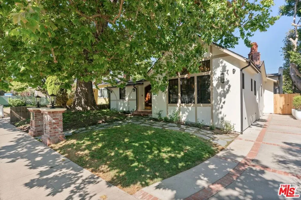 224 Bowling Green Way Los Angeles, CA 90049