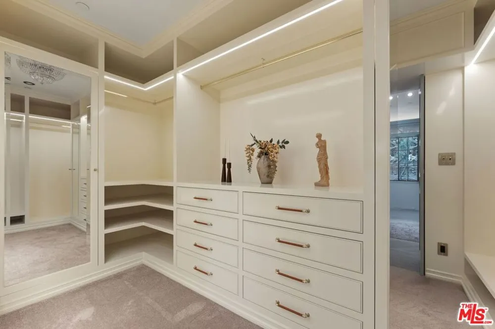 224 Bowling Green Way Los Angeles, CA 90049