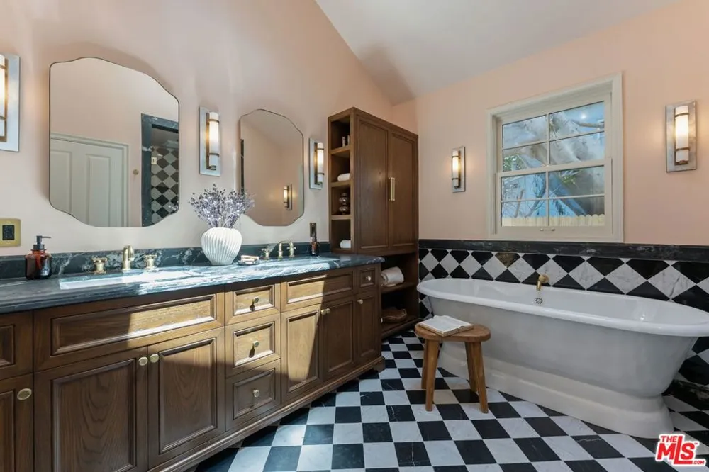 224 Bowling Green Way Los Angeles, CA 90049