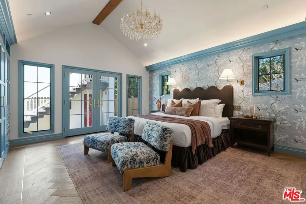 224 Bowling Green Way Los Angeles, CA 90049