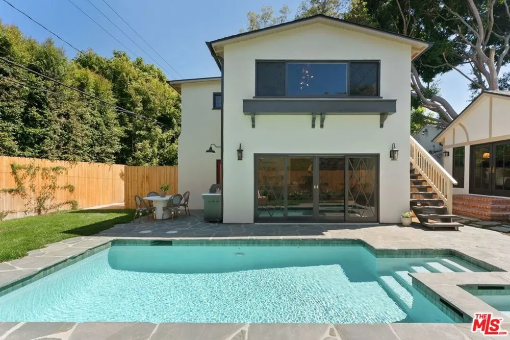 224 Bowling Green Way Los Angeles, CA 90049