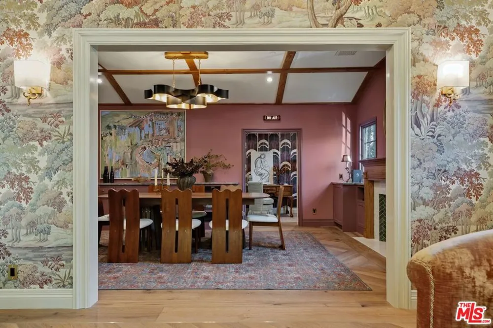 224 Bowling Green Way Los Angeles, CA 90049
