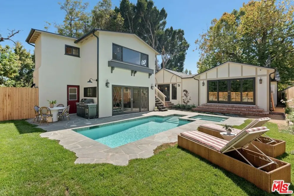 224 Bowling Green Way Los Angeles, CA 90049