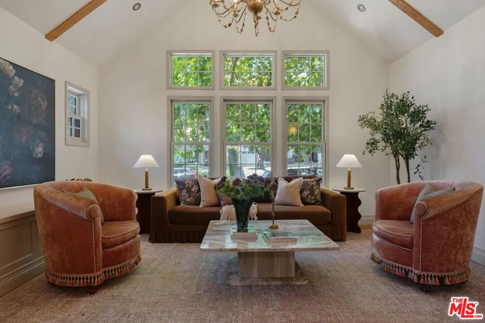 224 Bowling Green Way Los Angeles, CA 90049