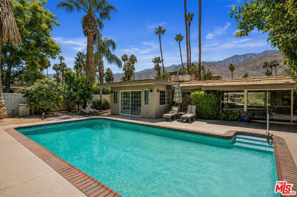 1094 S Paseo De Marcia Palm Springs, CA 92264