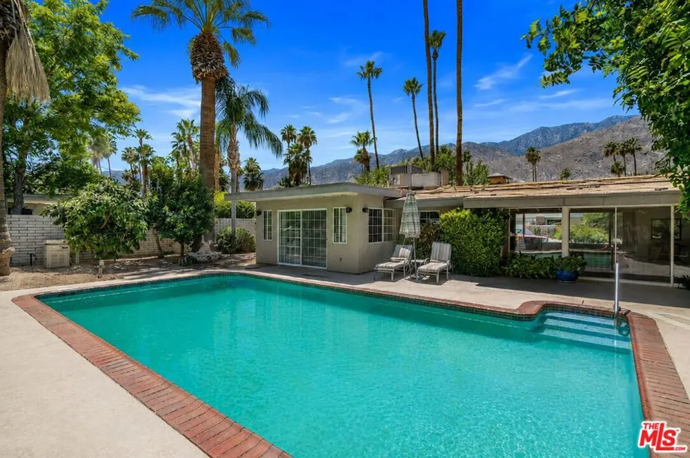 1094 S Paseo De Marcia Palm Springs, CA 92264
