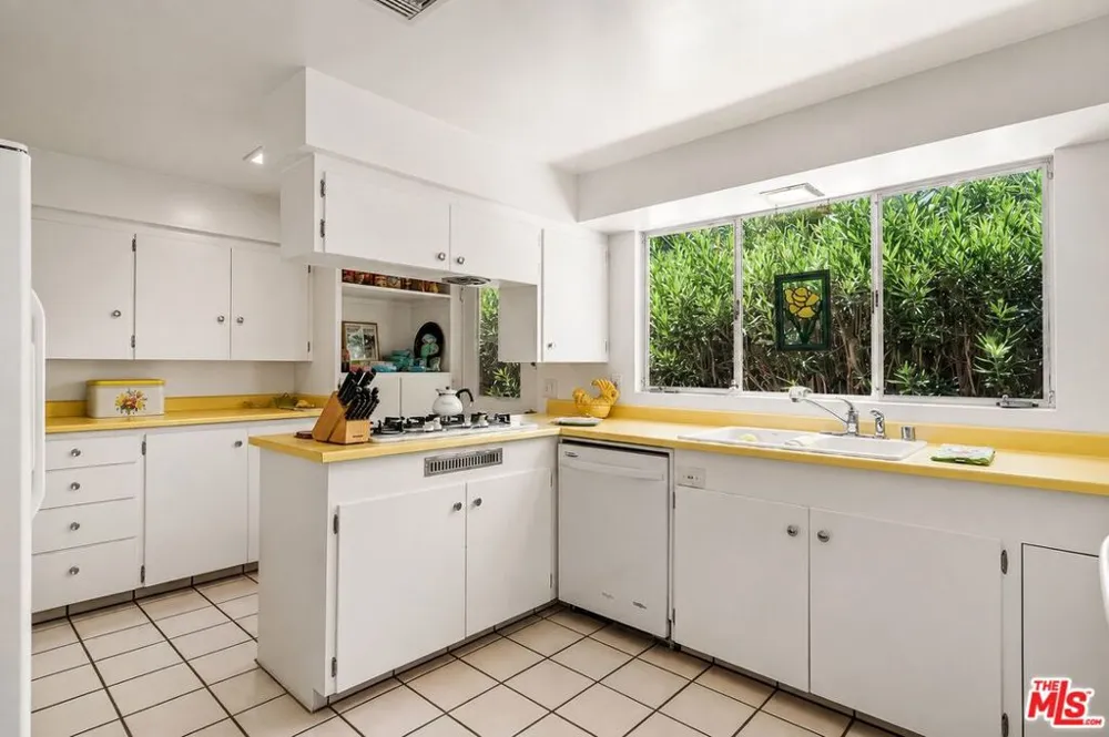 1094 S Paseo De Marcia Palm Springs, CA 92264