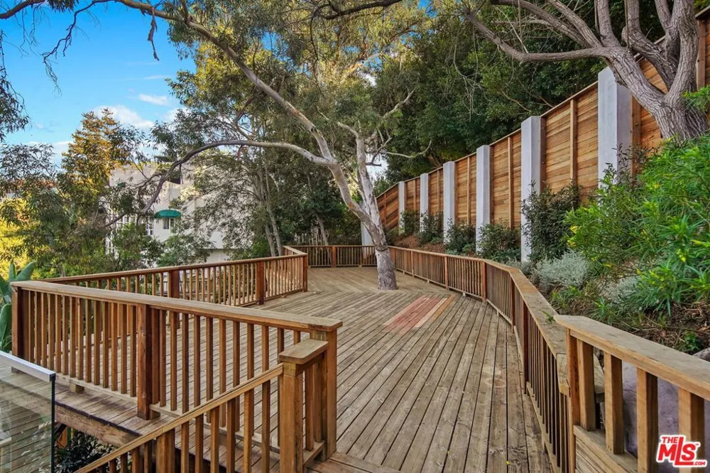 2000 Westridge Road Los Angeles, CA 90049