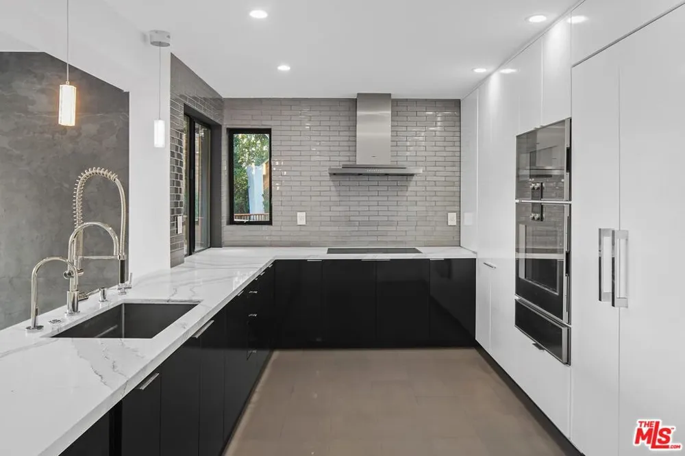2000 Westridge Road Los Angeles, CA 90049