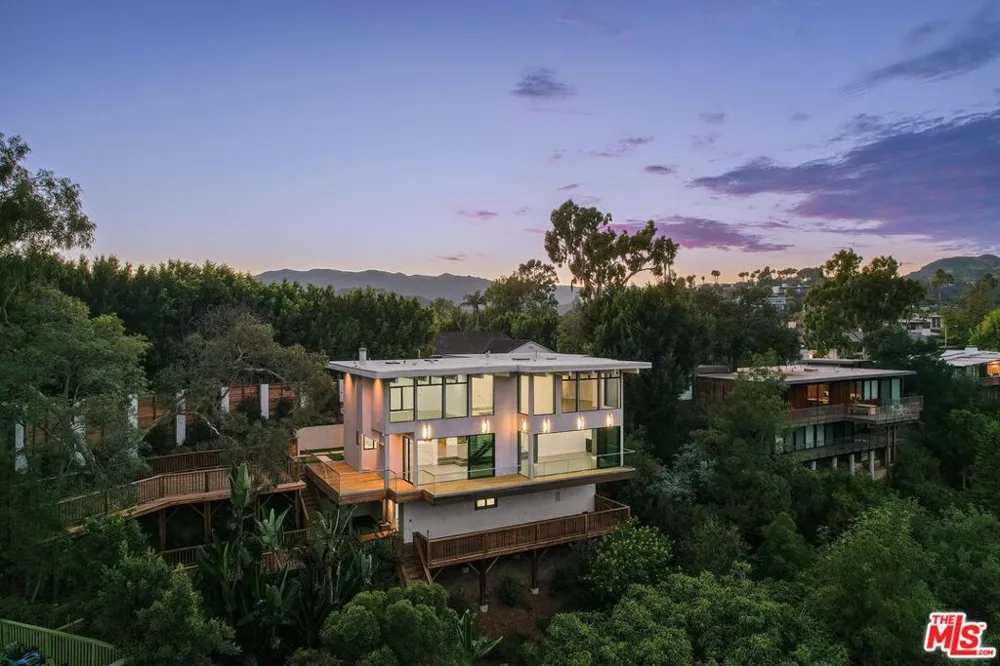 2000 Westridge Road Los Angeles, CA 90049