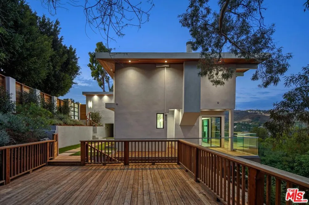 2000 Westridge Road Los Angeles, CA 90049