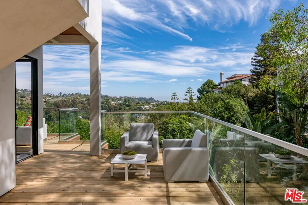 2000 Westridge Road Los Angeles, CA 90049